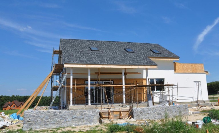 Pose de bardage à Louvroil, quels matériaux pour une façade performante ?